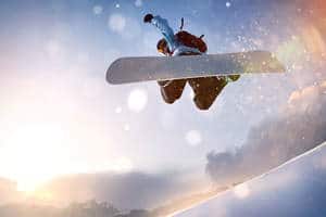 snwboarder in air