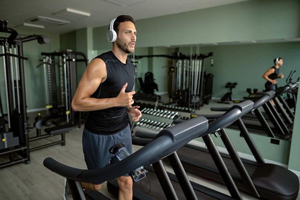 guy on treadmill with headphones