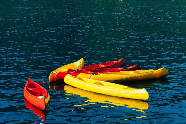 Kayaking vs Rafting: What Are The Differences? 1 kayaks