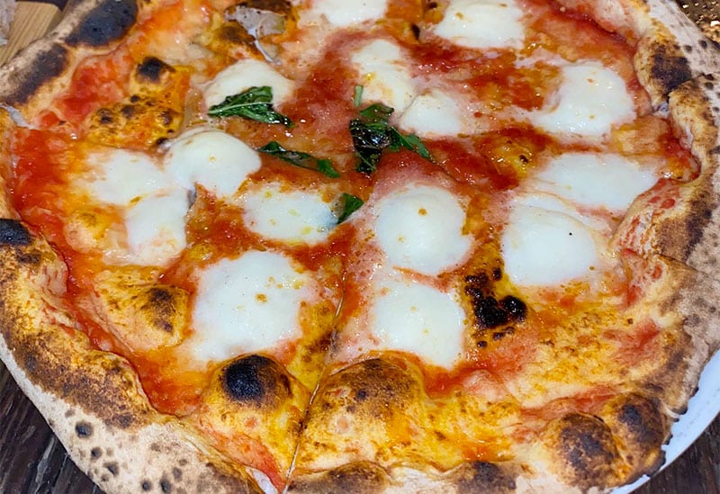 Neapolitan vs Sicilian Pizza: What's The Difference? 1 neapolitan-pizza