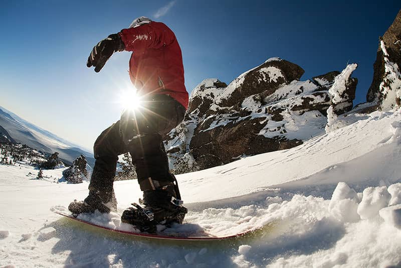 13 Beginner Snowboarding Tips: Advice For First-Timers 3 Snowboarder doing a toe side carve