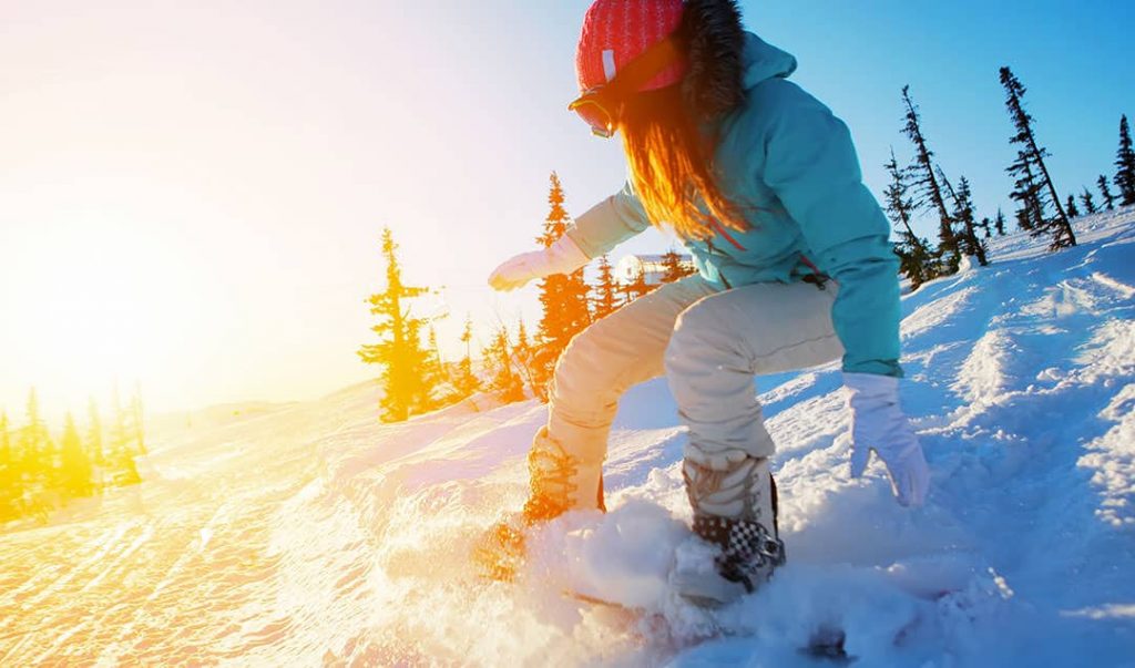 13 Beginner Snowboarding Tips: Advice For First-Timers 1 woman snowboarding
