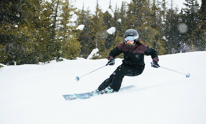 woman skiing