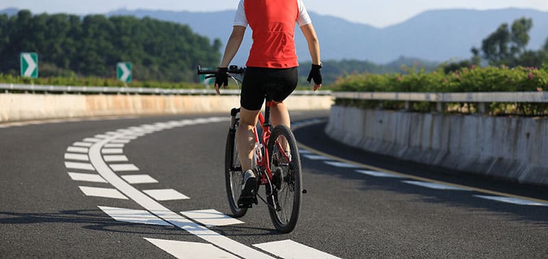 Why Am I So Bad At Cycling? 7 Common Cycling Mistakes 1 cyclist riding no hands